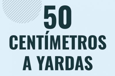 Profesor en pizarra explicando cuanto es 50 centimetros en yardas o como pasar de 50 cm a yd