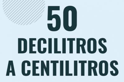 Profesor en pizarra explicando cuanto es 50 decilitros en centilitros o como pasar de 50 dl a cl
