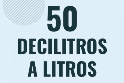 Profesor en pizarra explicando cuanto es 50 decilitros en litros o como pasar de 50 dl a l