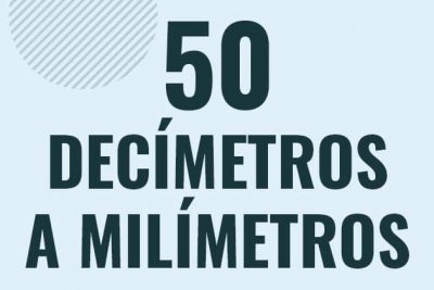 Profesor en pizarra explicando cuanto es 50 decimetros en milimetros o como pasar de 50 dm a mm