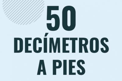 Profesor en pizarra explicando cuanto es 50 decimetros en pies o como pasar de 50 dm a ft