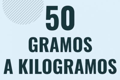 Profesor en pizarra explicando cuanto es 50 gramos en kilogramos o como pasar de 50 g a kg