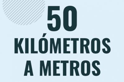 Profesor en pizarra explicando cuanto es 50 kilometros en metros o como pasar de 50 km a m