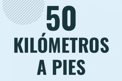 Profesor en pizarra explicando cuanto es 50 kilometros en pies o como pasar de 50 km a ft