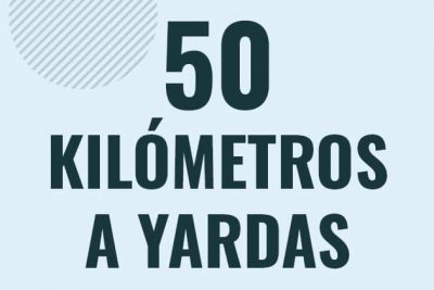 Profesor en pizarra explicando cuanto es 50 kilometros en yardas o como pasar de 50 km a yd