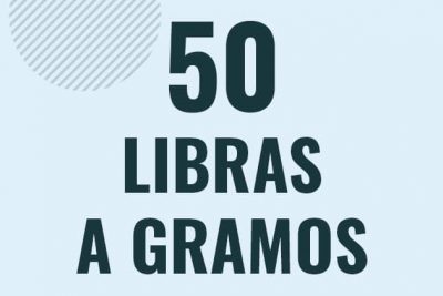 Profesor en pizarra explicando cuanto es 50 libras en gramos o como pasar de 50 lb a g