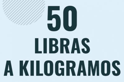 Profesor en pizarra explicando cuanto es 50 libras en kilogramos o como pasar de 50 lb a kg