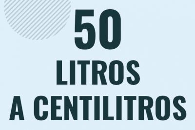 Profesor en pizarra explicando cuanto es 50 litros en centilitros o como pasar de 50 l a cl