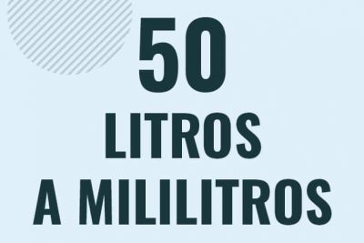 Profesor en pizarra explicando cuanto es 50 litros en mililitros o como pasar de 50 l a ml