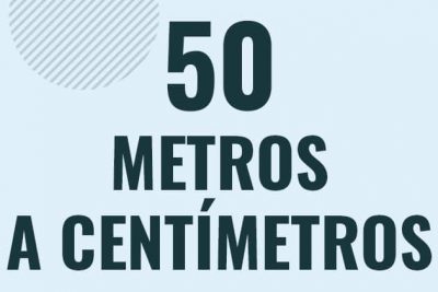 Profesor en pizarra explicando cuanto es 50 metros en centimetros o como pasar de 50 m a cm