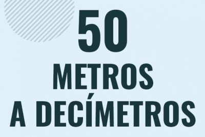 Profesor en pizarra explicando cuanto es 50 metros en decimetros o como pasar de 50 m a dm