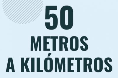 Profesor en pizarra explicando cuanto es 50 metros en kilometros o como pasar de 50 m a km