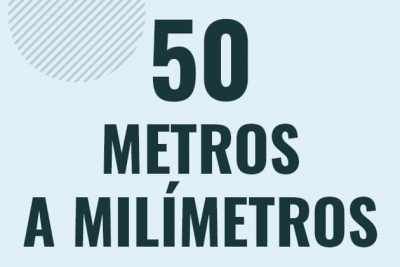 Profesor en pizarra explicando cuanto es 50 metros en milimetros o como pasar de 50 m a mm