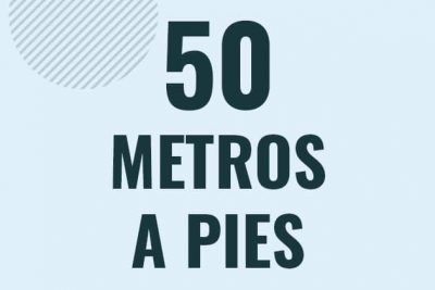 Profesor en pizarra explicando cuanto es 50 metros en pies o como pasar de 50 m a ft