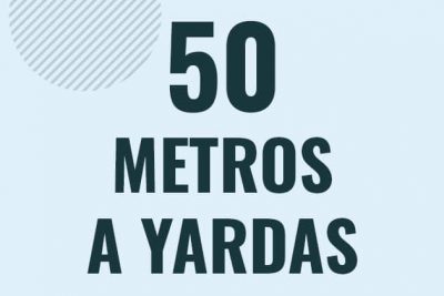 Profesor en pizarra explicando cuanto es 50 metros en yardas o como pasar de 50 m a yd