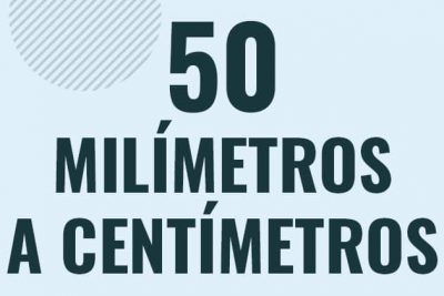 Profesor en pizarra explicando cuanto es 50 milimetros en centimetros o como pasar de 50 mm a cm