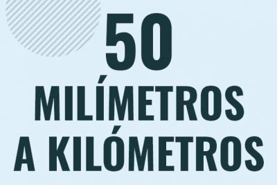 Profesor en pizarra explicando cuanto es 50 milimetros en kilometros o como pasar de 50 mm a km