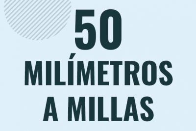 Profesor en pizarra explicando cuanto es 50 milimetros en millas o como pasar de 50 mm a mi