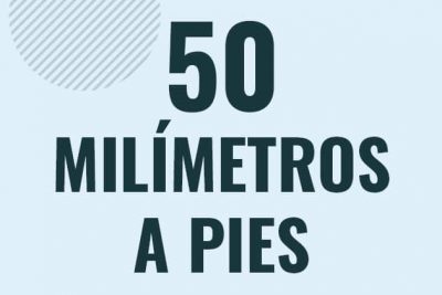 Profesor en pizarra explicando cuanto es 50 milimetros en pies o como pasar de 50 mm a ft