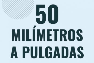 Profesor en pizarra explicando cuanto es 50 milimetros en pulgadas o como pasar de 50 mm a in