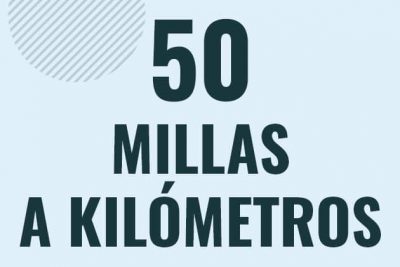 Profesor en pizarra explicando cuanto es 50 millas en kilometros o como pasar de 50 mi a km