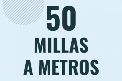 Profesor en pizarra explicando cuanto es 50 millas en metros o como pasar de 50 mi a m