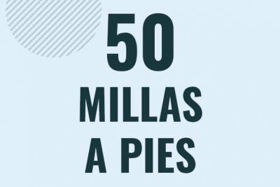 Profesor en pizarra explicando cuanto es 50 millas en pies o como pasar de 50 mi a ft
