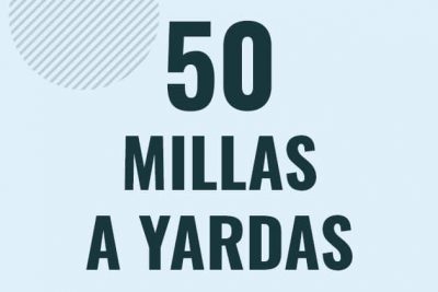 Profesor en pizarra explicando cuanto es 50 millas en yardas o como pasar de 50 mi a yd