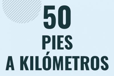 Profesor en pizarra explicando cuanto es 50 pies en kilometros o como pasar de 50 ft a km