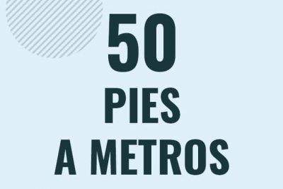 Profesor en pizarra explicando cuanto es 50 pies en metros o como pasar de 50 ft a m
