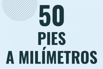 Profesor en pizarra explicando cuanto es 50 pies en milimetros o como pasar de 50 ft a mm