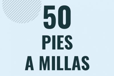 Profesor en pizarra explicando cuanto es 50 pies en millas o como pasar de 50 ft a mi