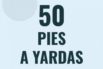 Profesor en pizarra explicando cuanto es 50 pies en yardas o como pasar de 50 ft a yd