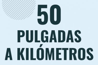 Profesor en pizarra explicando cuanto es 50 pulgadas en kilometros o como pasar de 50 in a km