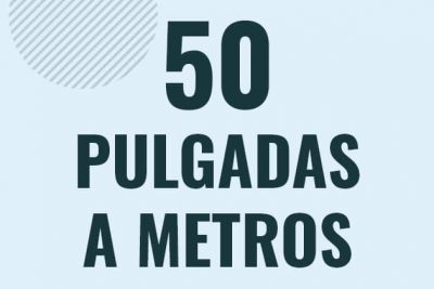 Profesor en pizarra explicando cuanto es 50 pulgadas en metros o como pasar de 50 in a m