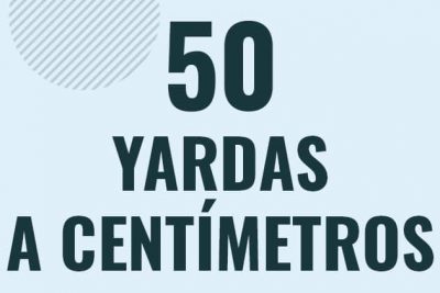 Profesor en pizarra explicando cuanto es 50 yardas en centimetros o como pasar de 50 yd a cm