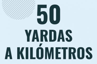Profesor en pizarra explicando cuanto es 50 yardas en kilometros o como pasar de 50 yd a km