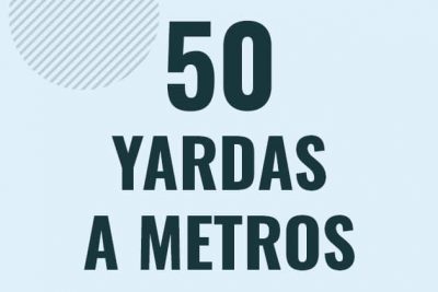 Profesor en pizarra explicando cuanto es 50 yardas en metros o como pasar de 50 yd a m