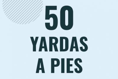 Profesor en pizarra explicando cuanto es 50 yardas en pies o como pasar de 50 yd a ft