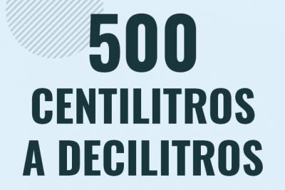 Profesor en pizarra explicando cuanto es 500 centilitros en decilitros o como pasar de 500 cl a dl