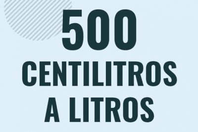 Profesor en pizarra explicando cuanto es 500 centilitros en litros o como pasar de 500 cl a l