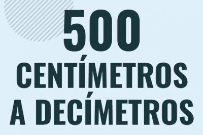 Profesor en pizarra explicando cuanto es 500 centimetros en decimetros o como pasar de 500 cm a dm