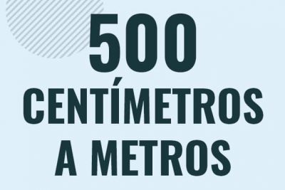 Profesor en pizarra explicando cuanto es 500 centimetros en metros o como pasar de 500 cm a m