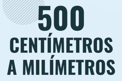 Profesor en pizarra explicando cuanto es 500 centimetros en milimetros o como pasar de 500 cm a mm