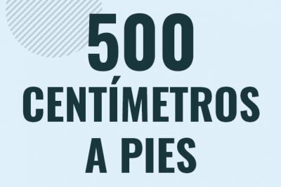 Profesor en pizarra explicando cuanto es 500 centimetros en pies o como pasar de 500 cm a ft
