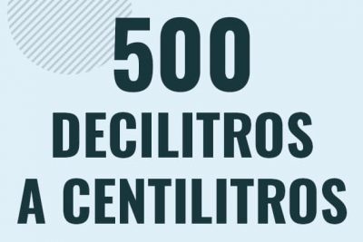 Profesor en pizarra explicando cuanto es 500 decilitros en centilitros o como pasar de 500 dl a cl