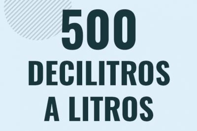 Profesor en pizarra explicando cuanto es 500 decilitros en litros o como pasar de 500 dl a l