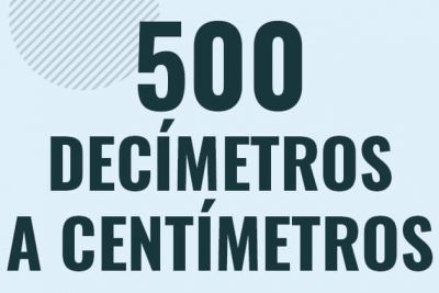 Profesor en pizarra explicando cuanto es 500 decimetros en centimetros o como pasar de 500 dm a cm