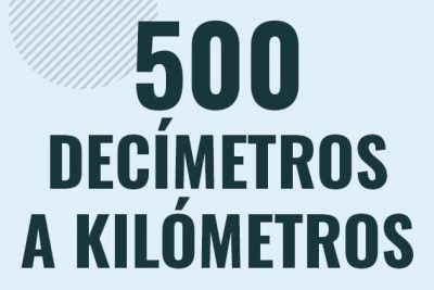 Profesor en pizarra explicando cuanto es 500 decimetros en kilometros o como pasar de 500 dm a km