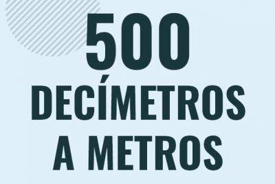Profesor en pizarra explicando cuanto es 500 decimetros en metros o como pasar de 500 dm a m